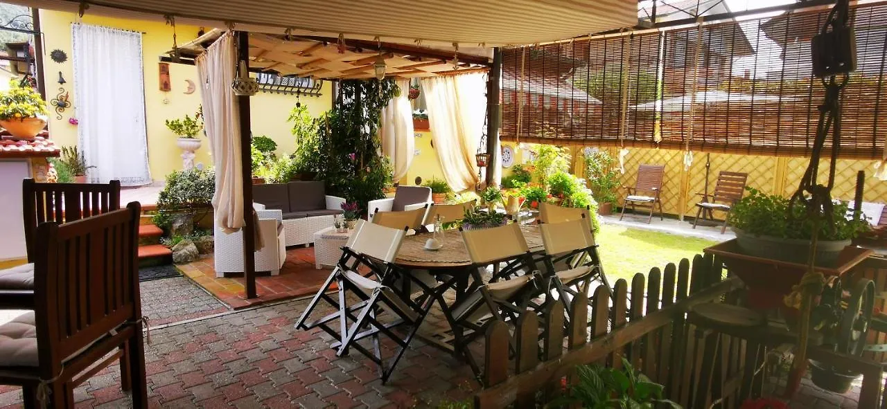 Il Giardino di Laura Villa Corsanico-Bargecchia 0*,  Italia